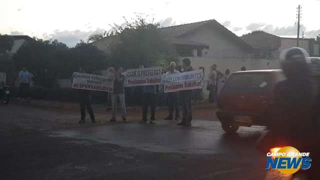 Comerciantes da Rua Brilhante protestam contra lentid&atilde;o para recapear a via