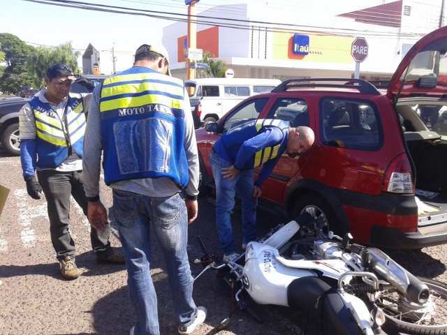 Palio n&atilde;o para em preferencial e atinge mototaxista com passageira 