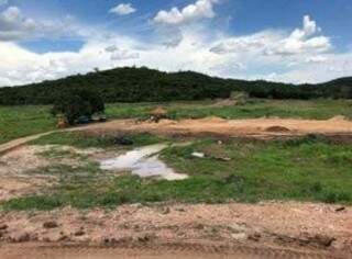 Área onde é construído o açude na Fazenda Rio Formoso, em Bonito (Foto: Reprodução)
