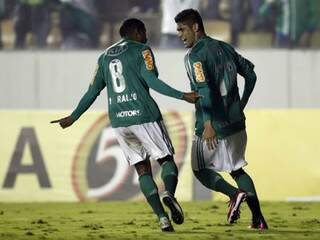 Luan comemora o gol que abriu o placar da vitória que classificou o Palmeiras (Foto: Gazeta Press)