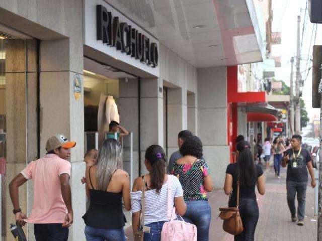 Sal&aacute;rio m&iacute;nimo de R$ 998 ter&aacute; pouco impacto no com&eacute;rcio, avalia economista