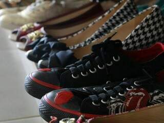 Tênis e sapatilhas à venda no brechó. (Foto: divulgação)