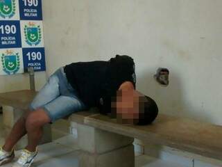Adolescente dormiu no banco da delegacia, antes de ser ouvido pelo Polícia Civil (Foto: Marco Campo/Perfil News)