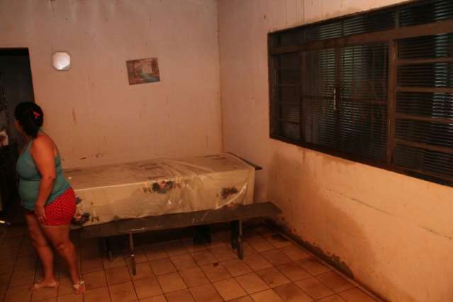 Galhos caem sobre casa no Cidade Morena, quebram telha e alagam casa