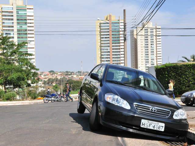  Prefeitura vai enviar equipe a local onde carro &ldquo;atolou&rdquo; em boca-de-lobo