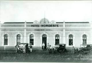 Hotel Noroeste, fundado por Francisco Leal, o avô de Evanise. Edifício clássico ficava na Calógeras, de esquina com a Estação Ferroviária. (Foto: Arquivo Pessoal)