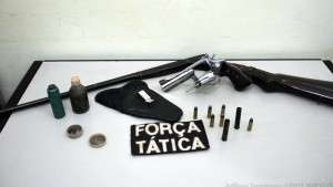 Pol&iacute;cia prende jovem que matou m&atilde;e e filho em Dourados