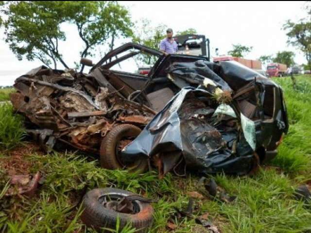  Homem morre em acidente entre carro e carreta na BR-267