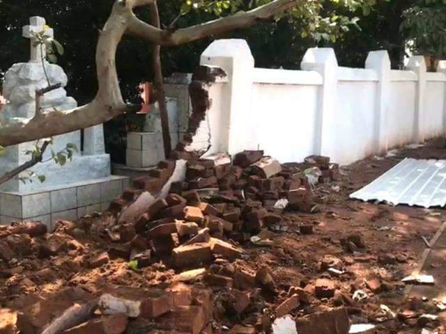 Temporal derruba parte do muro no Cemit&eacute;rio Santo Ant&ocirc;nio