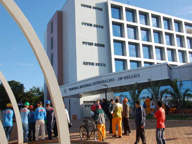  Princ&iacute;pio de inc&ecirc;ndio deixa funcion&aacute;rios fora do pr&eacute;dio do TRT