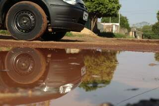 Poça formada por conta da chuva na região (Foto: Cléber Gellio)