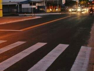 Avenida Capital no início da noite desta quarta; avenida recebeu asfalto e sinalização novos (Foto: Alcides Neto)