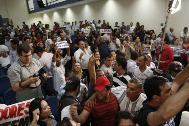 Manifestantes continuam ocupando pr&eacute;dio da C&acirc;mara em apoio ao prefeito