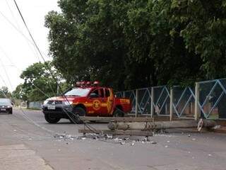 Após acidente, poste ficou caído  no meio da via, assim como a fiação (Foto: Kisie Ainoã)