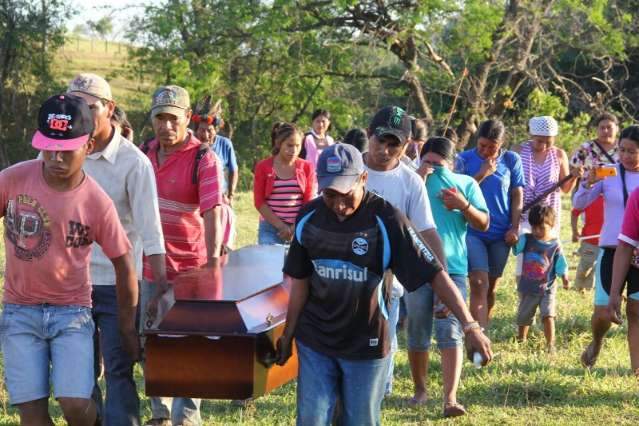 Sem PF e com gritos pedindo Justi&ccedil;a, &iacute;ndios enterram morto em conflito
