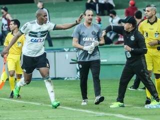 Márcio comemora seu gol, o único da partida, com integrantes da comissão técnica do Coxa (Foto: Twitter Coritiba)