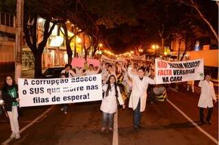 Médicos fizeram passeata com cartazes (Foto: Marcos Ribeiro)