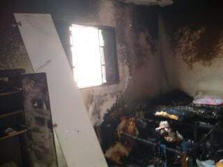Quarto da mãe ficou completamente destruído após incêndio (Foto: Bruna Kaspary)