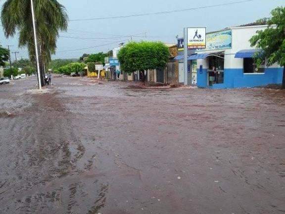 Chuva rápida provoca alagamentos e arrasta veículo no interior de MS