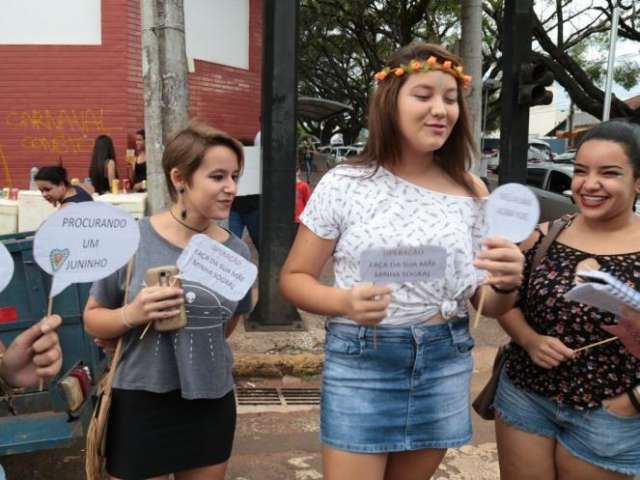 &Uacute;ltimo dia de folia anima ambulantes e h&aacute; quem pe&ccedil;a carnaval o ano inteiro