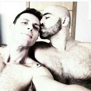 Instagram faz sucesso com fotos encantadoras de afeto entre casais gays