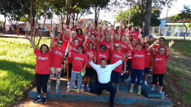 Em pra&ccedil;a, grupo tem apoio at&eacute; no com&eacute;rcio do bairro para sair da vida sedent&aacute;ria