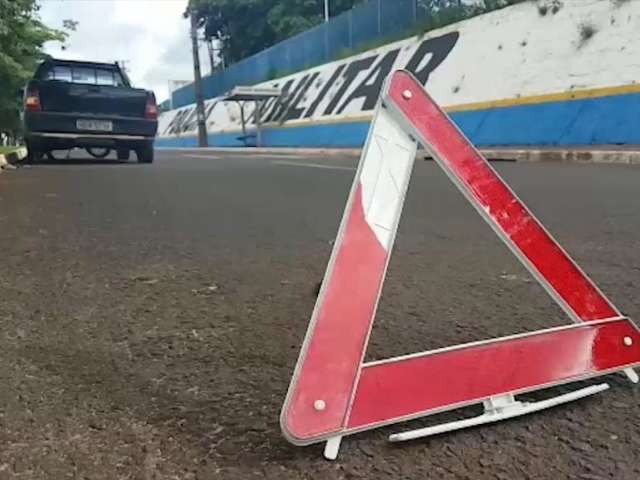 Horas depois de acidente com morte, buraco em avenida faz mais v&iacute;timas