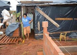 Maria Lúcia disse que a água da chuva levou lama para dentro do barraco (Foto: Simão Nogueira)