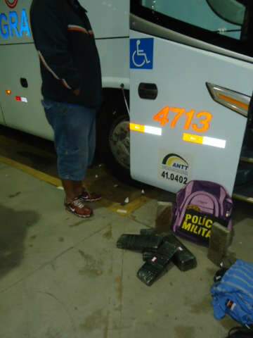  Jovem &eacute; pego transportando sete quilos de maconha em &ocirc;nibus para Cuiab&aacute;
