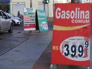 Posto de combustível anuncia litro da gasolina a R$ 3,99 no Centro da Capital (Foto: Kísie Ainoã)