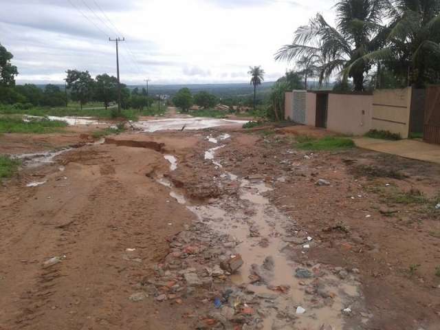 Chuvas deixam ruas alagadas e impedem o tr&acirc;nsito de ve&iacute;culos