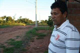 José Marques mora na rua há quatro anos, e revela que em períodos de chuva a erosão fica maior ainda