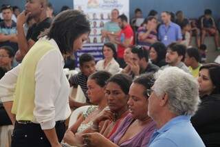 A vereadora Luiza Ribeiro ouve os pedidos de Shirley Ribeiro e Marilza de Oliveira moradores da comunidade do Noroeste (Foto: Marcos Ermínio)