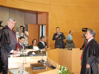 Santini, à esquerda, durante transmissão do cargo de presidente do TJ a Hildebrando Coelho. (Foto: Wendell Reis)