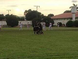 Jogadores do Operário comemoram gol contra a Serc em Chapadão do Sul. (Foto: Reprodução)