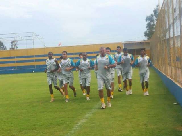 Com velhos conhecidos, Cene apresenta 12 jogadores para 2014