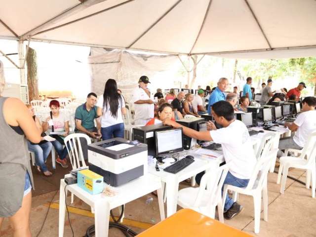 Contribuintes aproveitam 13&ordm; e folga para pagar d&iacute;vida de IPTU