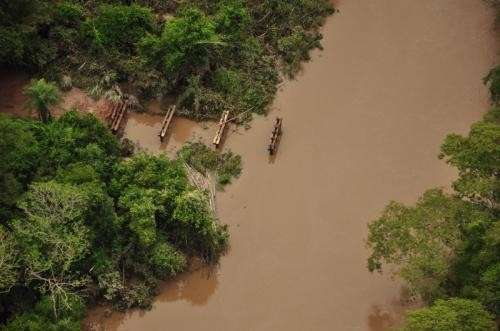 Queda de ponte isola mais de cem fam&iacute;lias em assentamento de Bela Vista 