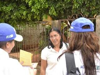 Moradora do bairro Cophavilla recebe equipe e orientações de prevenção contra a dengue. (Foto: Francisco Junior)