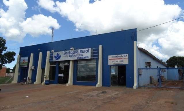 Ladr&otilde;es invadem Sindicato Rural e furtam caminh&atilde;o de transportadora