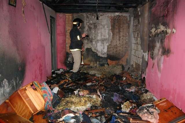 Inc&ecirc;ndio destr&oacute;i casa em Ang&eacute;lica e vizinhos ajudam a salvar m&oacute;veis