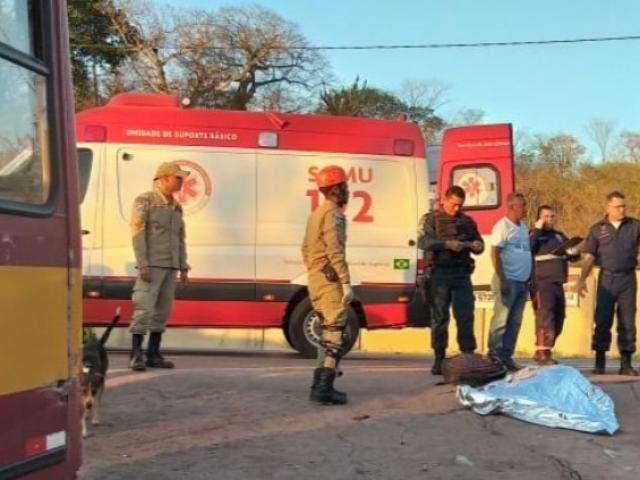 Jovem morre ao colidir motocicleta contra &ocirc;nibus na BR-262 