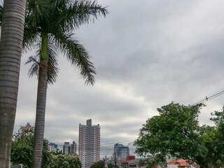 Céu amanhece fechado e previsão para a capital sul-mato-grossense é de chuva (Foto: Henrique Kawaminami) 