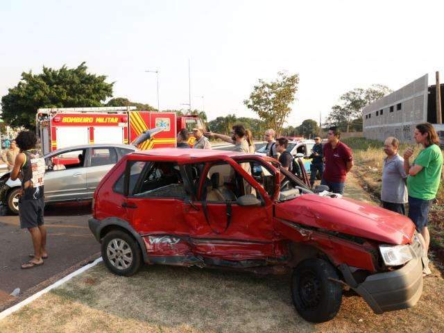 M&atilde;e e filha ficam feridas em acidente entre carros na Vila Progresso 