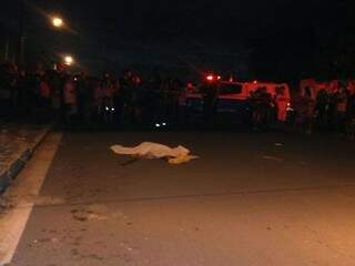 Corpo de criança no asfalto após acidente na Rua Acrópole, no fim da tarde desta segunda (Foto: Silas Lima)