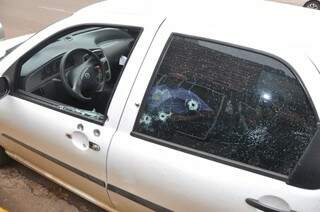 Bandidos atiraram várias vezes contra o carro da vítima. (Foto: Marcelo Calazans)