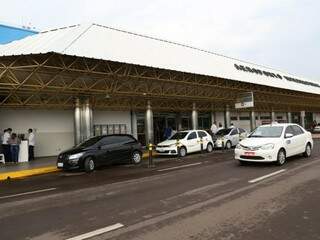Rodar agora administra ponto no desembarque do aeroporto; táxis têm direito a uma vaga (Foto: Paulo Francis)