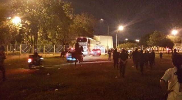 Torcedores cercam &ocirc;nibus e time do Corinthians precisa de escolta policial