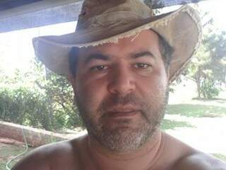 Evandro Frutuoso de Souza, 42 anos, foi encontrado morto com um tiro na cabeça. (Foto: Reprodução/ Facebook)