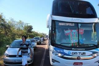 Ônibus com time do Naviraiense foi direto para carreata no município (Fotos: Orisvaldo Sales/Divulgação)